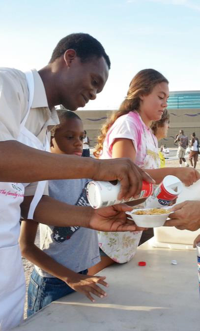 volunteers serving breakfats